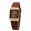 Reloj para Mujer de Estilo Nuevo con Nicho Cuadrado Reloj para Mujer Silicona Estilo Caliente Incrustado con Diamantes Lujo Ligero Dorado Estudiante Fiesta Moda Al por Mayor
