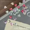 Mini Coração Torto Pedrarias para Nail Art Super Brilho K9 Colorido Tamanho Pequeno Coração de Pêssego Torto Base para Unha Pedrinha Coração Branco Transparente Decorações para Unhas