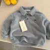 Nova coleção outono e inverno: Polo infantil de fleece com gola e mangas compridas, apresentando um design de desenho animado, estilo versátil e forro de fleece adicional para aquecimento