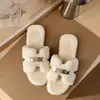 Zapatillas de algodón de suela plana, de una tira, estilo hada, para otoño e invierno, zapatillas mullidas de estilo coreano populares para mujer, adecuadas para usar en exteriores, nuevo estilo 2026