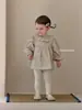 Macacão de Bebê da Moda Outono 2026 com Estampa Floral Pequena, Gola com Babados, Macacão de Manga Longa para Bebês Meninas