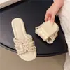 Sandálias de Pérola Leves e Versáteis para Mulheres Verão 2026 Novo Estilo Sapatos Baixos Inspirados em Chanel Chinelos para Mulheres Uso Externo de Verão