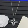 Collar Nuevo Modelo de Marca de Lujo Transfronteriza Europea y Americana 2025 con Logo y Letras Incrustadas de Diamantes para Mujer, Sensación de Alta Gama, Fotos Reales, Collar al por Mayor