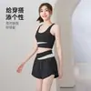 Conjunto esportivo de colete à prova de choque em cor contrastante, shorts de cintura alta de camada dupla, secagem rápida e respirável para corrida matinal, treino de Pilates e fitness de verão