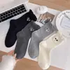 Meias Femininas Primavera e Outono Coloridas Fofas Cor Sólida Meias de Algodão Slouch Meias Modernas de Fio Meias de Cano Médio 2024 Novo Estilo