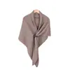 Bufanda Chal Triangular de Punto Retro para Mujer, Nuevo Estilo Otoño e Invierno 2025, Bufanda Gris Cálida y a la Moda para Usar con Abrigo