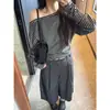 Camiseta negra de manga larga con rayas estilo coreano, hombros descubiertos, para mujer, perfecta para principios de otoño, chic y elegante, una preciosa blusa holgada
