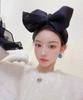 Diadema Azul Klein con Lazo Grande y Bordes Anchos del Mismo Estilo que Zhang Tianai y Diadema de Calavera Alta Exagerada Accesorios para el Cabello para Mujeres