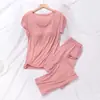 Conjunto simples de verão feminino: blusa de manga curta de modal com bojo no peito e calça reta. Pode ser usado como peça única ou como base.