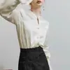 Camisa de Acetato Estilo Chino Nuevo Color Beige Claro para Mujer, Nuevo Modelo Primavera Temprana 2026, Cuello Alto, Mangas Largas, Un Botón, Top de Gama Alta