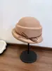 Chapéus Femininos em Cores Sólidas, Estilo Chinês, Novo Modelo 2026, Estilo Socialite Internacional, Boina Estilo Hepburn, Chapéu Bucket Preto