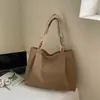 Bolsa de mano con estampado floral estilo bosque y correas anchas, un diseño fresco y artístico que complementa cualquier atuendo, perfecta para mujeres jóvenes con estilo y para el uso diario.