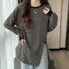 Camiseta listrada de manga longa solta oversized plus size de comprimento médio estilo Hong Kong vintage para mulheres, top único com fenda para o outono