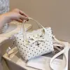 Bolso cubeta de lunares con lazo estilo dulce y femenino para mujer, bolso de mano 2026 nuevo de moda de verano, bandolera versátil