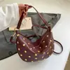 Bolso de Moda 2026 Primavera Nueva Moda Nicho Bolso Dumpling con Remaches para Mujer, Texturizado para Viajes Diarios Bolso de Hombro Cruzado