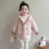 Chaqueta de Niña Invierno 2026 Nueva Elegante Forrada de Polar Gruesa Abrigo Peludo para Bebé Ropa de Invierno para Niños de Moda