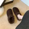 Chinelos Mule Aumenta Altura com Palmilha de Pelúcia Retrô Femininos 2026 Inverno Moda Externa Slip-on Chinelos de Pelo Veludo Plus