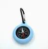 Uma bússola mini indispensável para entusiastas de atividades ao ar livre, feita de silicone macio, à prova de choque e elegante, fica ótima em mochilas e é perfeita para caminhadas e aventuras.