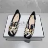 Sapatilhas Femininas 2025 Outono Novo Estilo Novo Estilo Chinês Bordado Floral Bico Quadrado Plano Confortáveis Versáteis Mocassins