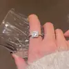 Anillo Pequeño de Circonita Cúbica para Mujer, Estilo de Lujo Ligero Nicho de Gama Alta, Diamante Brillante, Anillo de Dedo Índice Versátil Elegante de Moda al por Mayor