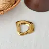 Broche Geométrico de Letra Europeu e Americano Aço Inoxidável Cor Super Preciosa Moda Feminina Simples Versátil Broche de Aço Titânio Acessórios para Corsage