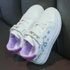 Zapatillas para niñas 2025 modelo nuevo primavera y otoño, zapatos blancos de suela gruesa de cuero con velcro y estampado de conejo de dibujos animados, zapatillas deportivas para niños