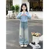 Conjunto de dos piezas para niñas: camisa polo linda estilo coreano con moño y pantalones de mezclilla de Hello Kitty, modernos y únicos - perfecto para primavera y otoño