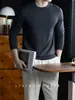 Capa base de punto elástico de alta gama con mezcla de Lyocell para hombre, de manga larga, para otoño e invierno, adecuada para ir al trabajo, negocios y uso casual, ofreciendo calidez y un estilo sencillo