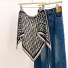 Bufanda Triangular de Estilo Nuevo Primavera 2026 de Gama Alta con Estampado Completo de Letras, Delgada y Versátil, Protección Solar para Viajes, Exquisito Chal Decorativo