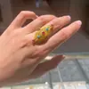 Anillo de Filigrana Estilo Palacio Dorado de Arena Vietnamita con Piedras Preciosas de Colores, Anillo Loulan de Filigrana Elegante para Mujer con Estética Nacional, Venta al por Mayor