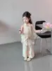 Conjunto Feminino Novo Estilo Chinês Verão 2025 Novo Estilo Infantil Vestido de Verão Retrô Conjunto de Duas Peças com Fivela e Renda para Bebê