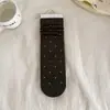 Meias de bolinhas femininas estilo japonês versáteis de cano médio outono novo estilo cor de café meias largas absorventes de suor respiráveis sem costura meias longas