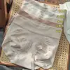 1279 Cinturilla Ancha con Elevación Tridimensional de Glúteos, Ligero Control de Abdomen, Encaje Amigable con la Piel, Alta Elasticidad, Sin Costuras Laterales, Bragas de Cintura Media para Mujer
