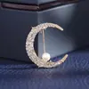 Broche de Luna Corsage Ligero de Verano Pin Antiexposición Simple de Perla Nuevo 2025 Accesorio de Ropa de Gama Alta
