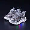 Nova Coleção Primavera 2025 Tênis Esportivo Luminoso de Dinossauro Cartoon para Crianças e Pré-Adolescentes Sapatos de Pai Sapatos Leves para Bebê Superfície de Couro Tendência