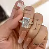 Anillo nuevo, moderno y elegante con una gran piedra de circonita cúbica, perfecto para mujeres. Un gran regalo para tu novia