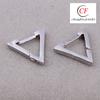 Pendientes triangulares de acero de titanio con hebilla de oreja de personalidad europea y americana, joyería de acero inoxidable de tendencia simple, accesorios directos de fábrica