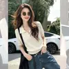 Elegante polo gris estilo coreano de hombros rectos para mujer, camiseta de punto de manga corta de verano, talla petite, corte slim, top con cuello camisero
