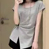 Camiseta Cinza de Manga Curta com Cintura Ajustada, Fenda Irregular e Design Plissado para o Início do Verão, Caimento Moderno e Casual