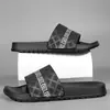 Chanclas de verano para hombre con suela blanda, sandalias de moda para el hogar y el exterior, talla grande, chanclas de playa elegantes y únicas