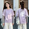 Camiseta de manga comprida com desenho para meninas, conjunto de duas peças de outono, novo estilo 2026, para crianças de tamanho médio e grande, camada base de algodão puro