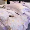 Conjunto de cama de luxo de quatro peças, feito de algodão puro de fibra longa com detalhes bordados, incluindo lençol de cima e lençol com elástico