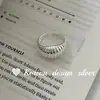 Design de Moda Minimalista Coreano Joia Prata Brilhante Anel S925 Prata Esterlina Oval com Listras Verticais Versátil para o Trabalho e Uso de Luxo