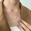 Nuevo Collar de Acero de Titanio con Patrón de Corazones de Trébol de Cuatro Hojas, Cadena para Clavícula de Trébol de la Suerte Refractivo en Forma de Corazón de Nicho de Lujo Ligero