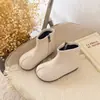 Botas Curtas Femininas Estilo Retrô com Separação de Dedos 2026 Outono/Inverno Novas Botas Emagrecedoras de Solado Macio Versáteis Botas Estilo Britânico para Crianças