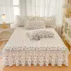 Juego de tres piezas de falda de cama acolchada floral para todas las estaciones, falda de cama fresca y simple estilo coreano, cubierta de cama engrosada antideslizante