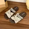 Chinelos femininos de sola macia, confortáveis para os pés, sandálias de sola plana, absolutamente lindas, combine com saias, novo estilo 2026, use no verão, praia, chinelos