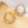 Um Par de Brincos Pequenos Redondos Femininos com Design de Borboleta e Diamantes é Elegante e Moderno