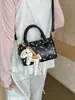 Bolsa Boston de alta qualidade estilo francês transfronteiriça para mulheres, novo modelo da primavera de 2026, estampa de desenho animado, bolsa de mão e transversal de grande capacidade