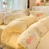 Novo Conjunto de Quatro Peças em Lã de Leite, Com Veludo e Espessado para Aquecimento de Outono e Inverno, Conjunto de Cama Três Peças Estampado Estilo Ins Fresco